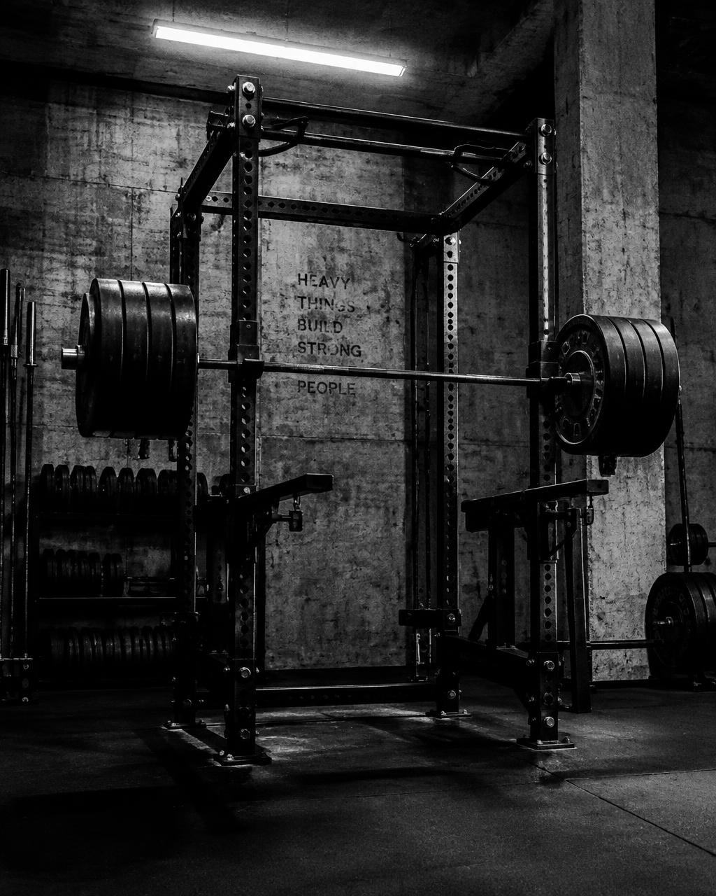 Rack da powerlifting carico di dischi in cemento grezzo